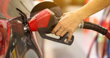 National average gas price drops below $3 for first time in four years