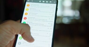 Online shopping scams are on the rise, with scammers using AI to dupe holiday shoppers