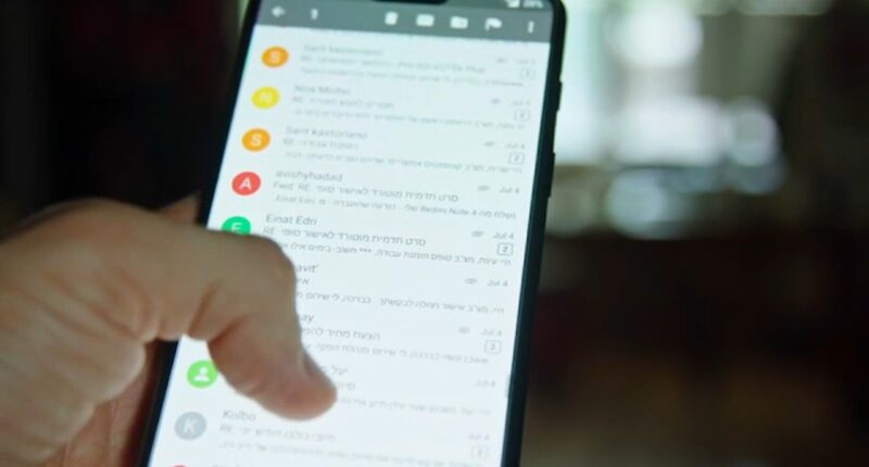 Online shopping scams are on the rise, with scammers using AI to dupe holiday shoppers