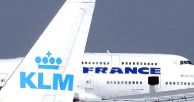 Passenger arrested after opening emergency exit, deploying slide on Atlanta Airport flight