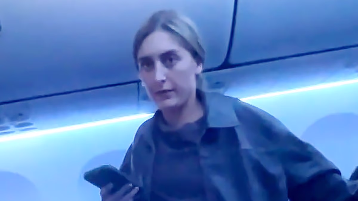 Passenger has meltdown after 'plane sat on tarmac for an hour'