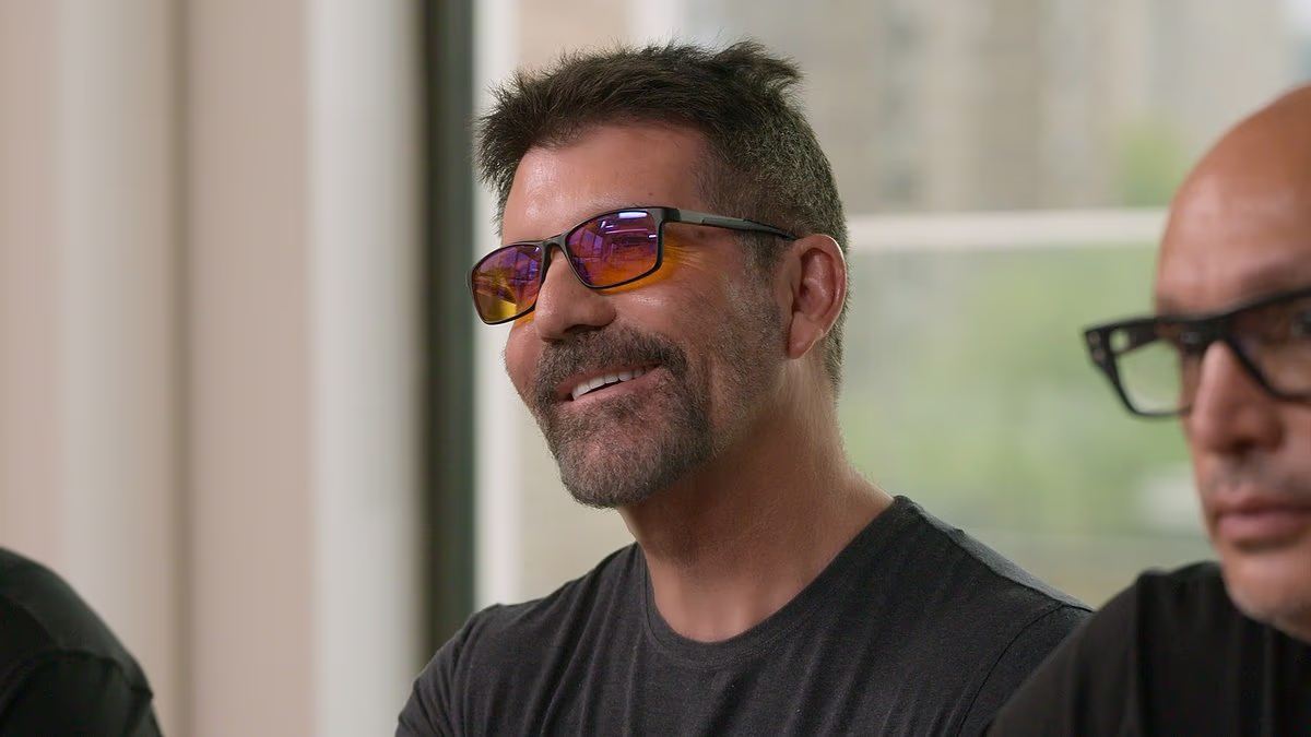 Simon Cowell's tense exchange with fiancé in new Netflix trailer