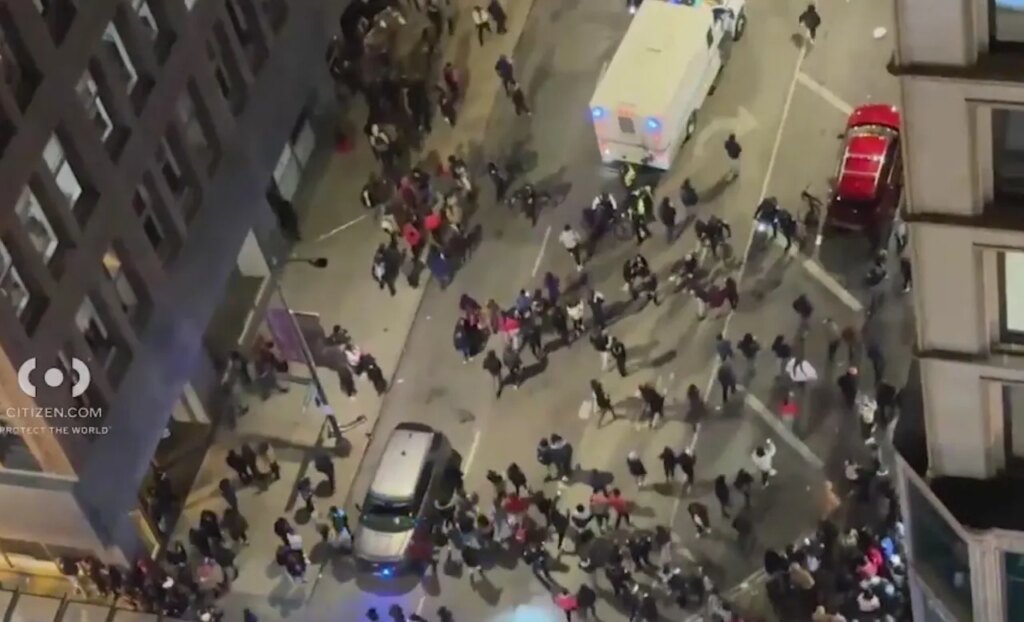 Teenager killed, 8 others injured in 2 shootings in the Loop late Friday night