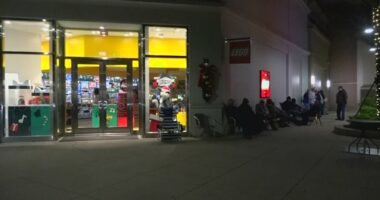 'There's nothing better': Shoppers tackle early lines, traffic on Black Friday in Town Center