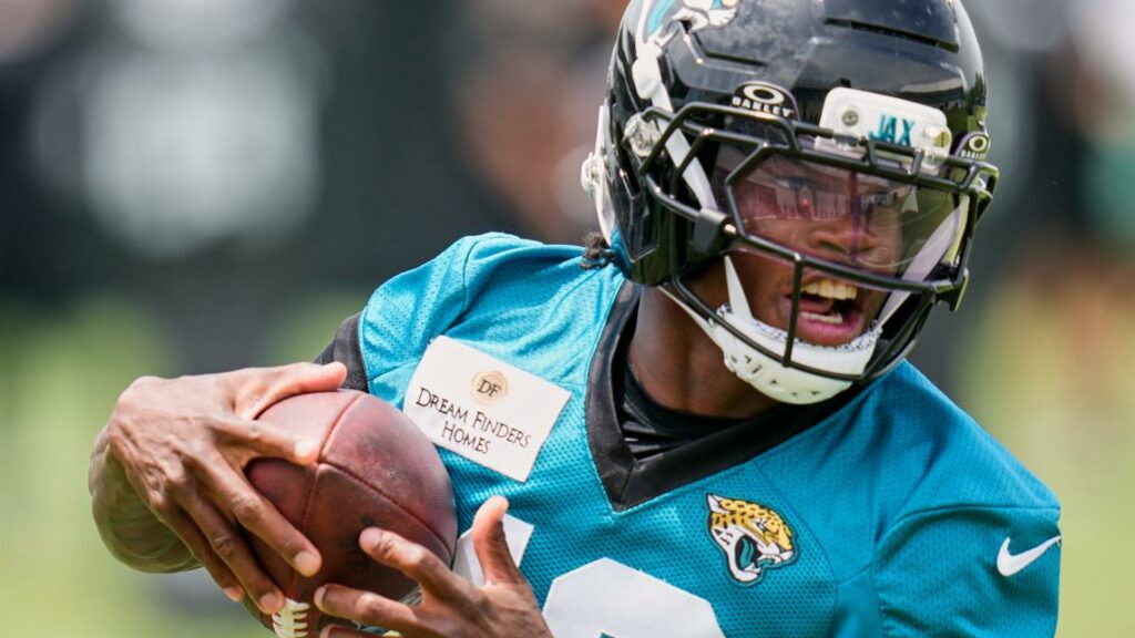 Travis Hunter undergoes knee surgery, sidelined for remainder of 2025 season