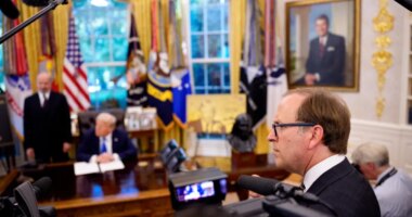 Trump dynamic with reporters: Yell first, then smooth things over