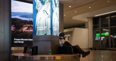 US airlines cancel more than 2,500 weekend flights amid shutdown