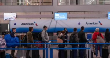 US airlines' daily cancellations exceed 2,700 as shutdown impact extends