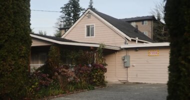 US halts all asylum decisions after shooting of National Guard members