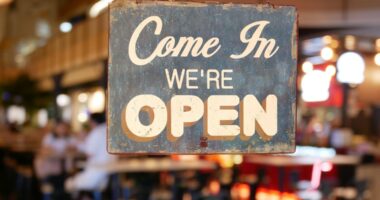 Which grocery stores are open on Thanksgiving?