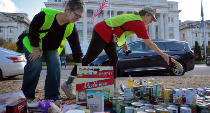 With SNAP paused, food pantry workers fill in the gaps
