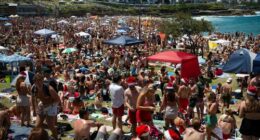Waverley Council has urged backpackers to stay away from Bronte Beach on Christmas Day.