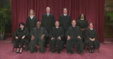 Supreme Court allows Texas to use a congressional map favorable to Republicans in 2026