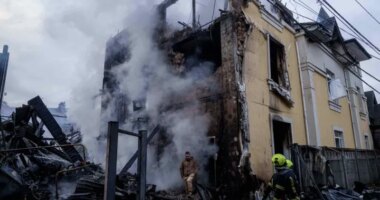 Russia strikes Ukraine ahead of Trump-Zelensky meeting