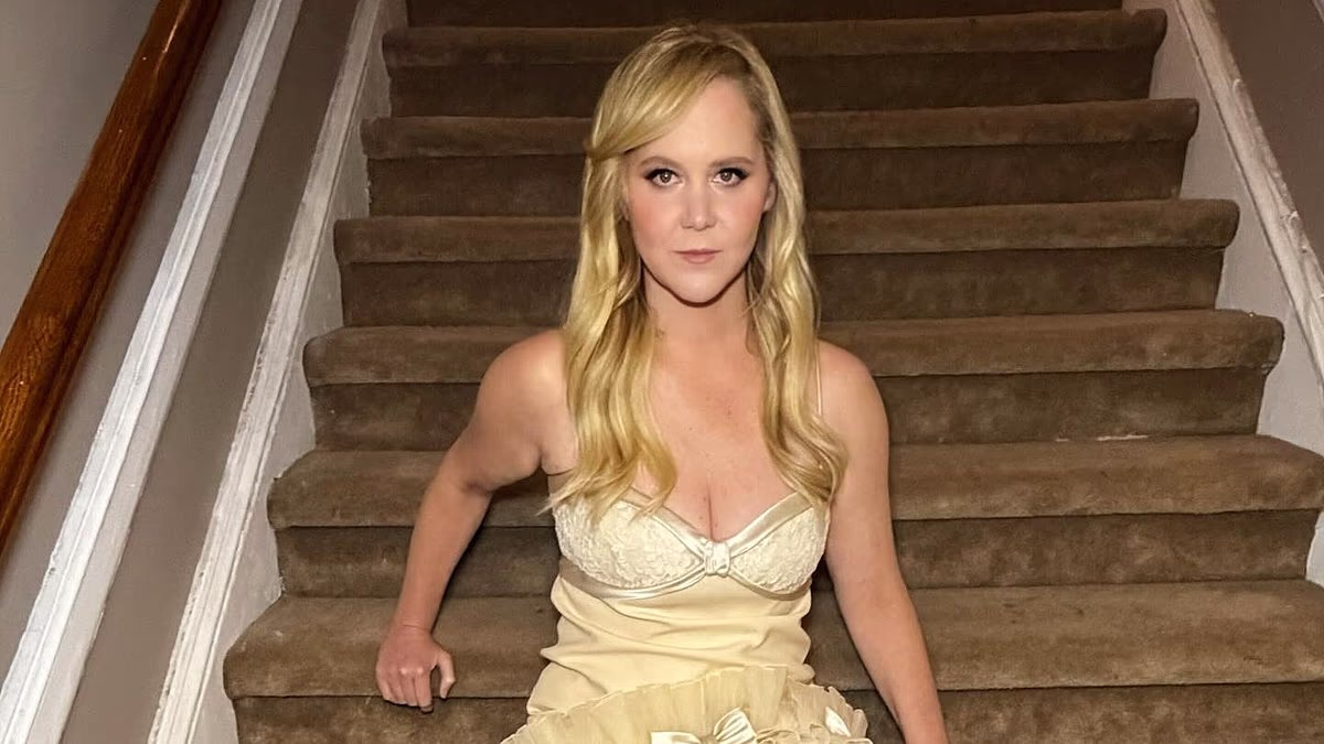 Amy Schumer shows off weight loss and continues ditching wedding ring