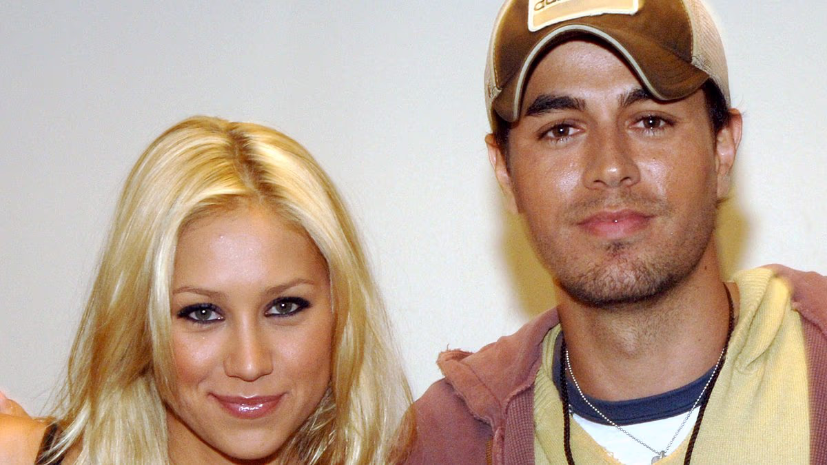 Anna Kournikova shares photo of all four kids with Enrique Iglesias