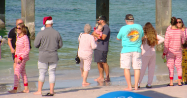 Clearwater families celebrate Christmas by hitting the beach