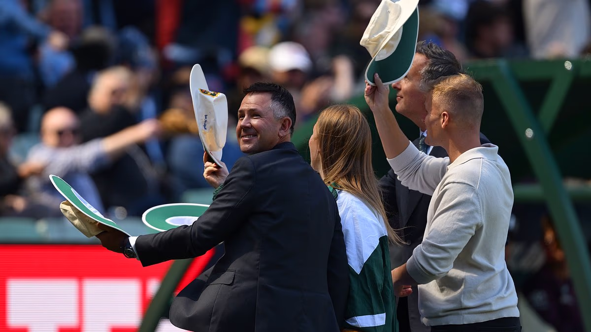 Cricket legends pay tribute to Aussie icon Shane Warne in the perfect way during Boxing Day Test match