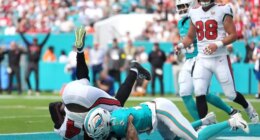 Ewers throws 2 TDs as Dolphins beat Bucs 20-17 to force pivotal Week 18 NFC South matchup