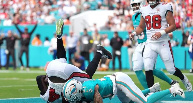 Ewers throws 2 TDs as Dolphins beat Bucs 20-17 to force pivotal Week 18 NFC South matchup