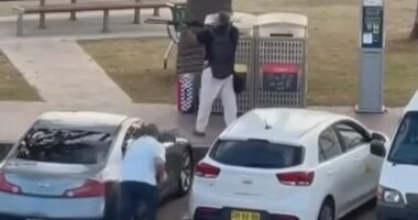 Hero sneaks up on Bondi Beach gunman, wrestles weapon from him