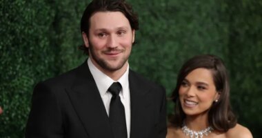 Josh Allen, Hailee Steinfeld announce pregnancy