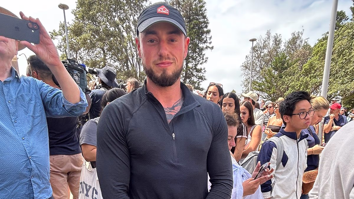 Man recalls stomping on head of alleged Bondi shooter