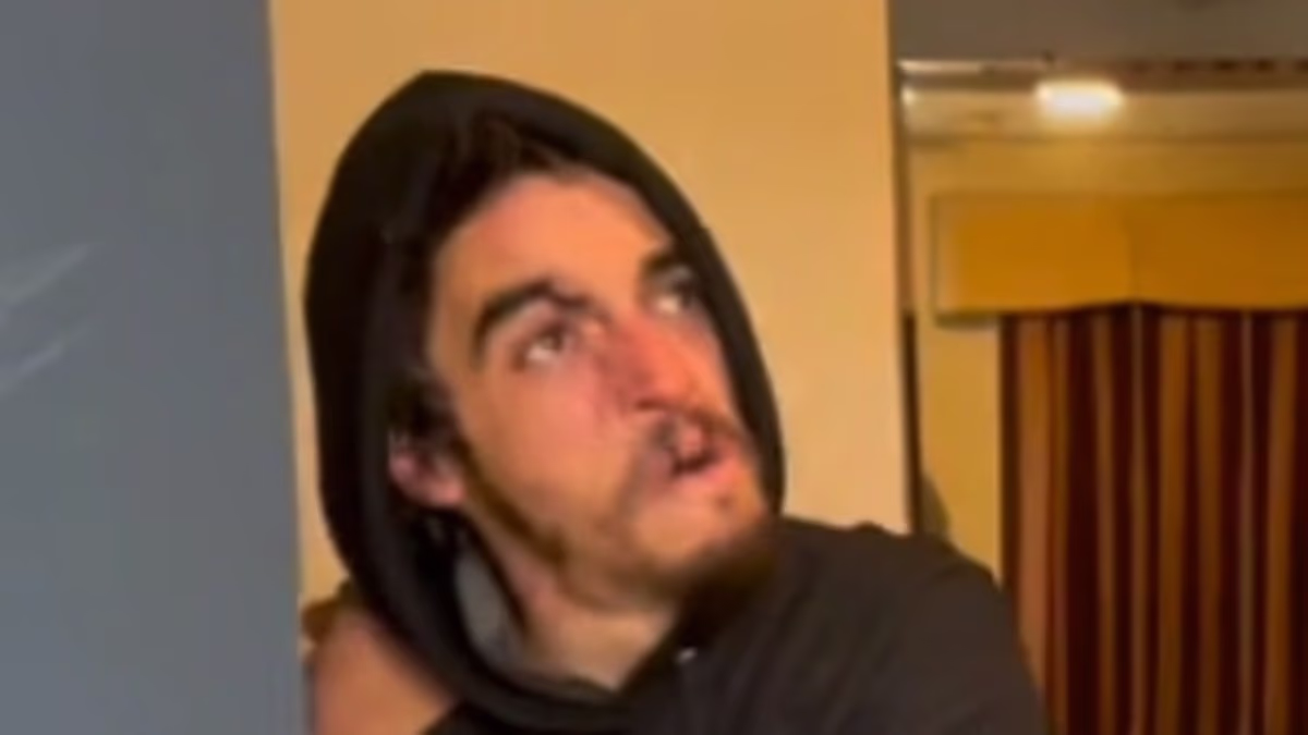 Nickelodeon vet checks into hotel room with the help of ex-costar