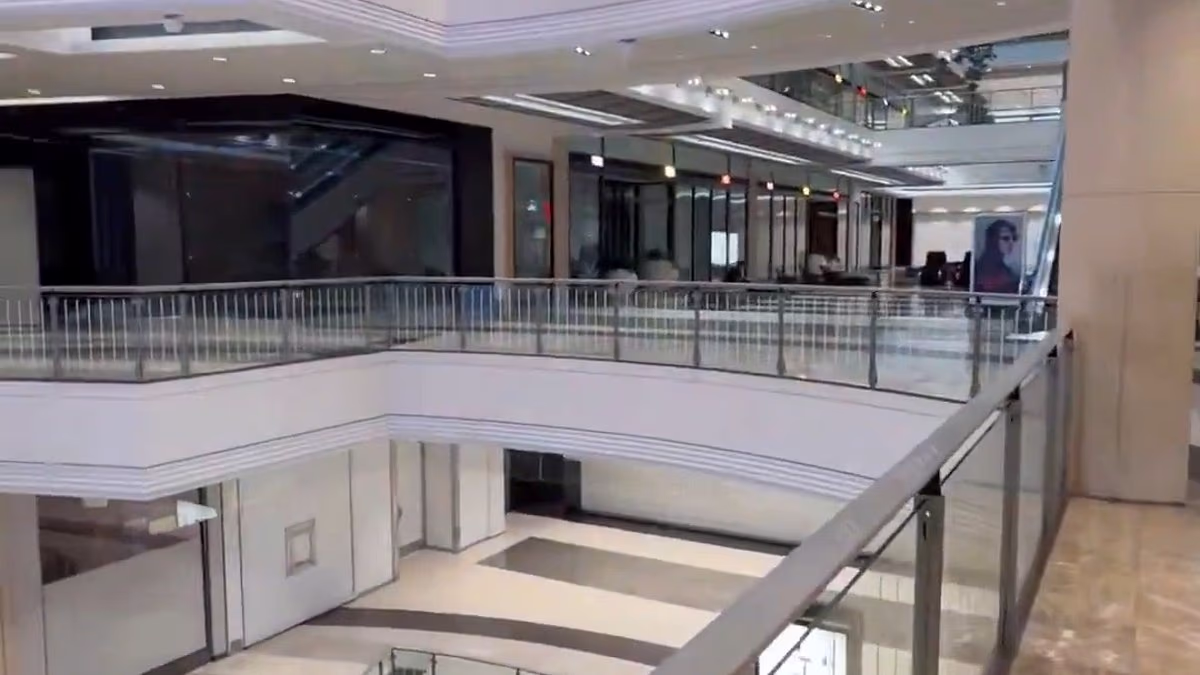 Once-thriving shopping mall is eerily empty on Sunday before Christmas