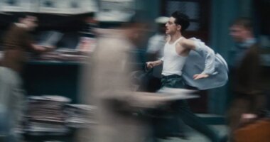 REVIEW: Timothée Chalamet soars as falling rising star in ‘Marty Supreme’