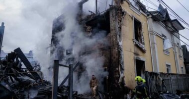 Russia strikes Ukraine ahead of Trump-Zelensky meeting