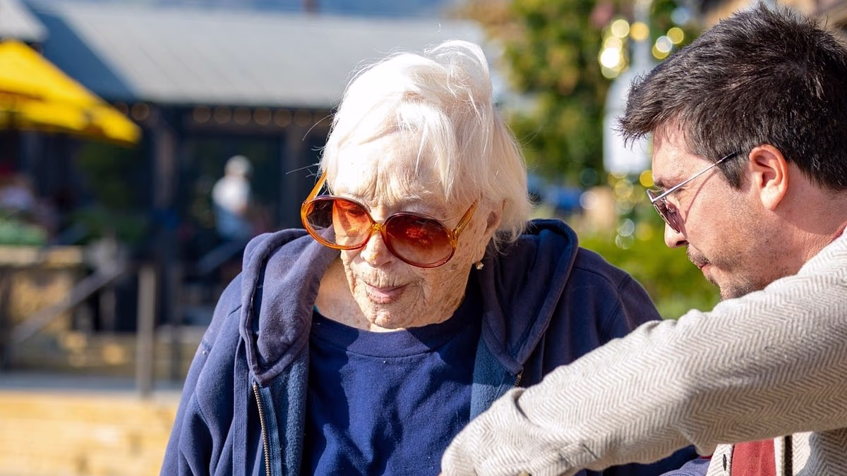 Shirley MacLaine, 91, sips cocktails at beloved Malibu hangout