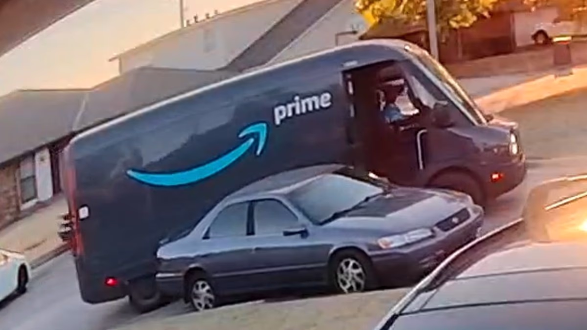 Shocking moment heartless Amazon driver damages car before fleeing