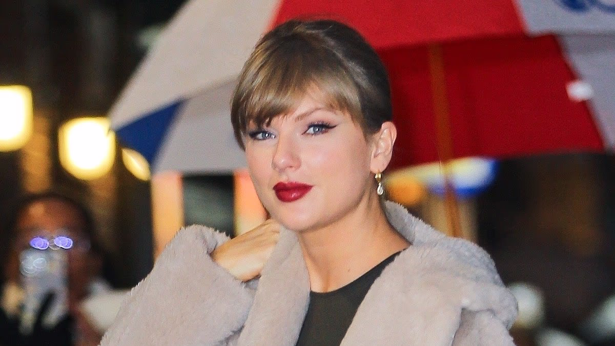 Taylor Swift flaunts her legs in plaid mini skirt while out in NY