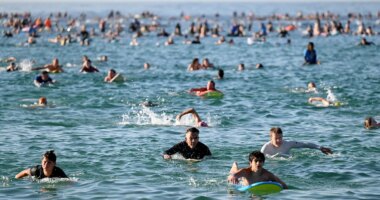 Thousands gather as Bondi Beach reopens, commemorating victims of Hanukkah attack