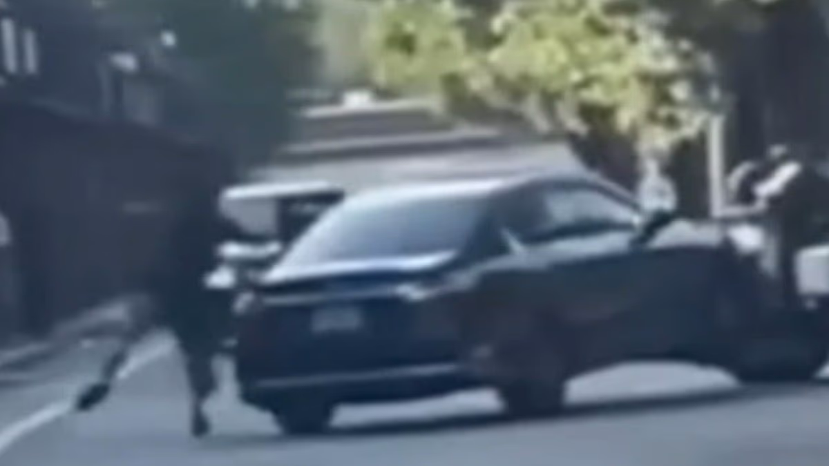 Tow truck driver arrested for taking car with a little girl inside