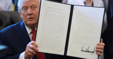 Trump signs executive order to expedite marijuana rescheduling