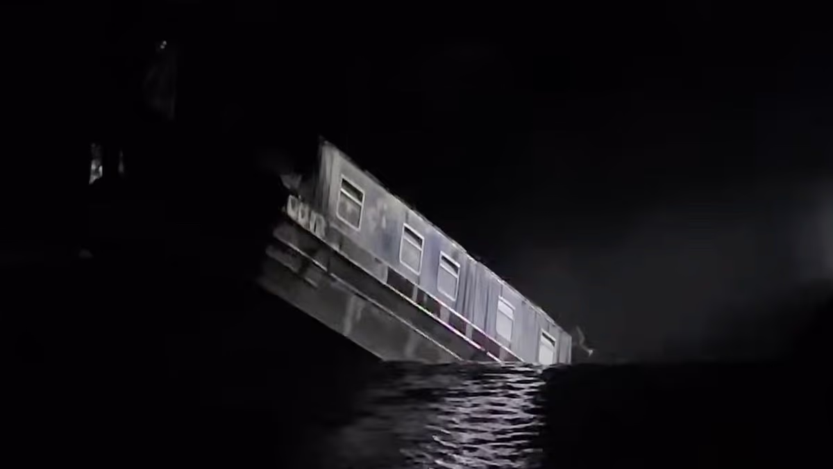 Video shows canal boat sinking after catastrophe in the night