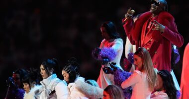 Who performed with Snoop Dogg during the Netflix Christmas halftime show?