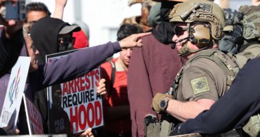 Wild scene as protesters trap federal agents in taco shop parking lot, multiple arrests made