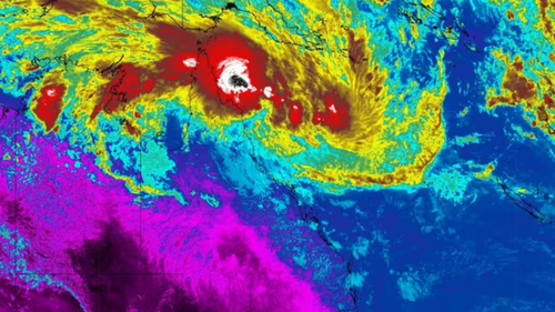 'High' chance of cyclone as rain sweeps Queensland coast