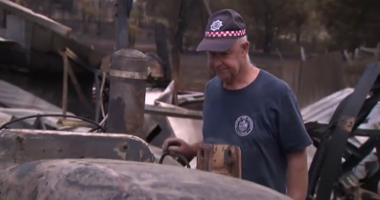 A firefighter brigade commander and his brother are coming to terms with losing their homes after a bushfire ﻿tore through their small town in Victoria's Central Highlands.