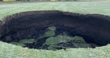 'Serious questions' over Melbourne sinkhole, tunnelling expert says