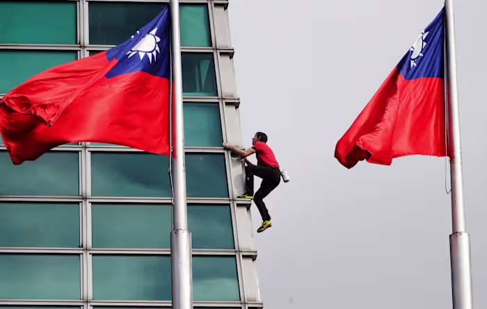 American rock climber Alex Honnold climbs Taipei 101 skyscraper without ropes