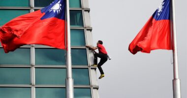 American rock climber Alex Honnold reaches top of Taipei 101 skyscraper without ropes