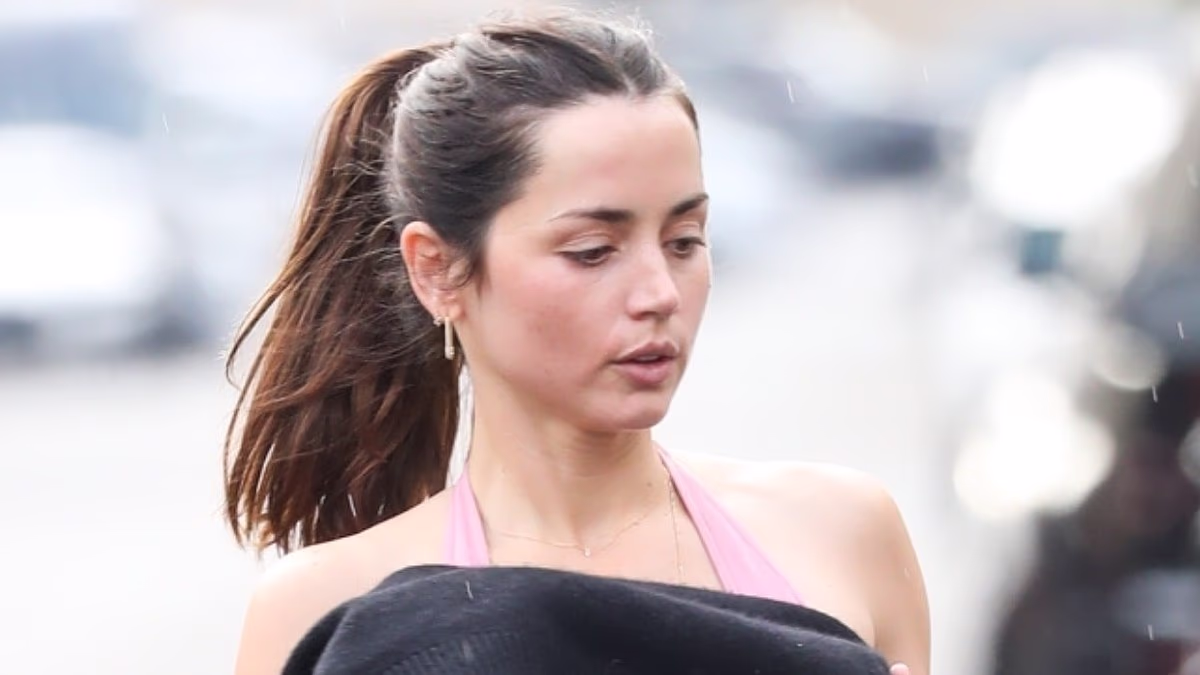Ana de Armas shows off her body in a skimpy workout suit