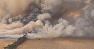 Evacuees told 'don't go home' as bushfire warnings downgraded