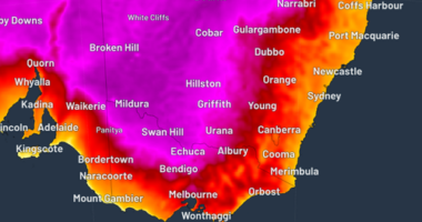 Parts of south-eastern Australia are set to swelter as temperatures rise this weekend and into early next week.﻿ Weatherzone reports inland areas could experience the most ﻿extreme heat and temperatures could reach as high as 47 degrees in some locations.