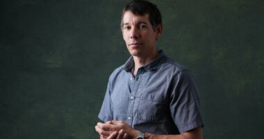 How much is Alex Honnold getting paid by Netflix to climb Taiwan's Taipei 101?