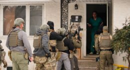 ICE officers claim sweeping power to enter homes without a judge’s warrant: Memo